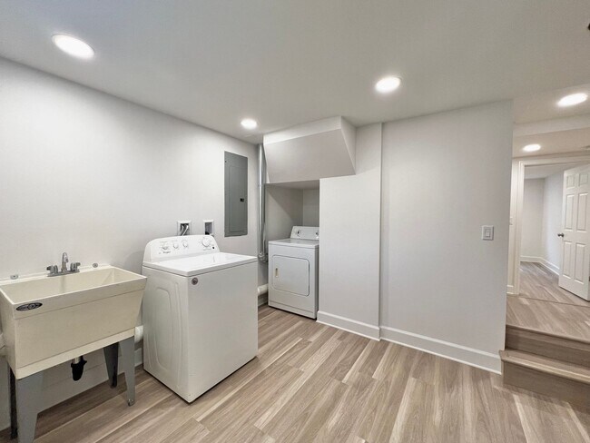 Building Photo - Newly Renovated 3 bed 2 bath With Huge Bac...
