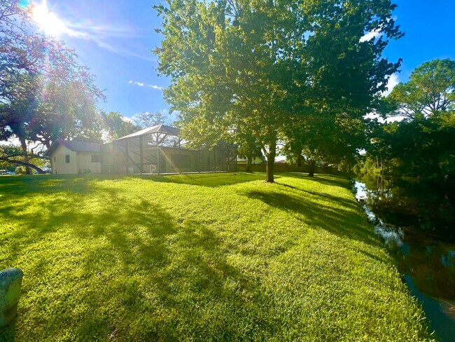 Building Photo - 2239 Woodlawn Cir