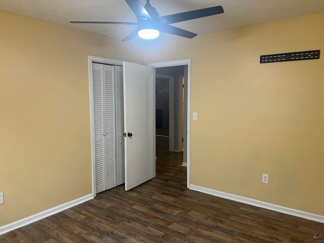 Building Photo - 409 Forest Lake Dr