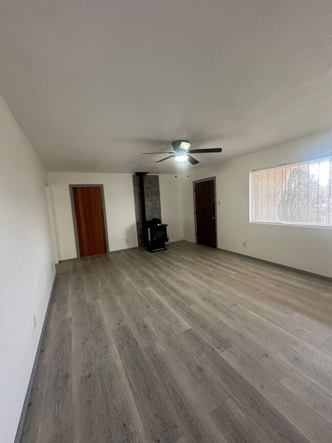 Building Photo - Welcome to this charming 3-bedroom, 2-bathroom home located in Albuquerque, NM