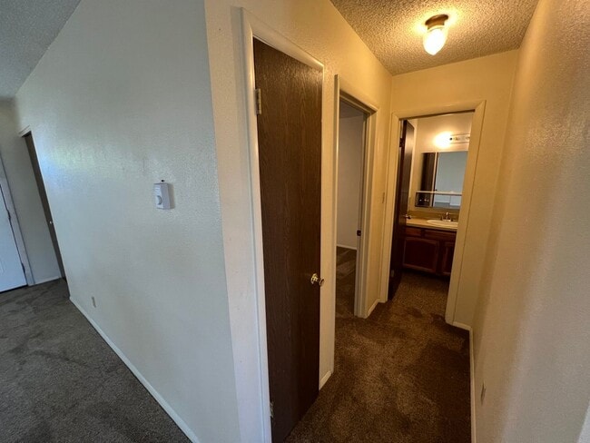 Building Photo - 1 Bedroom 1 Bath Townhouse in Great Neighborhood