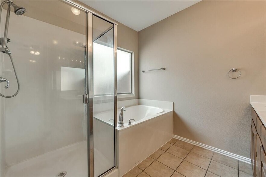 Master Bathroom - 2716 Twinflower Dr
