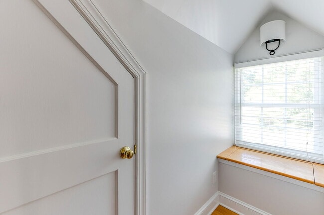 Building Photo - 5000 Bromley Ln