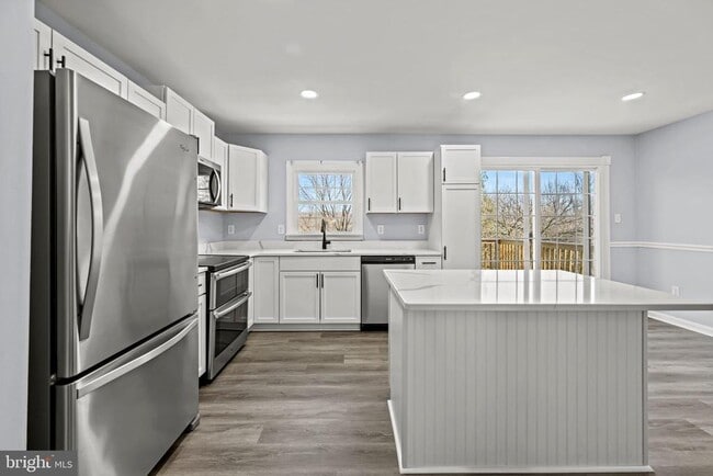 Building Photo - 2402 Raintree Ave