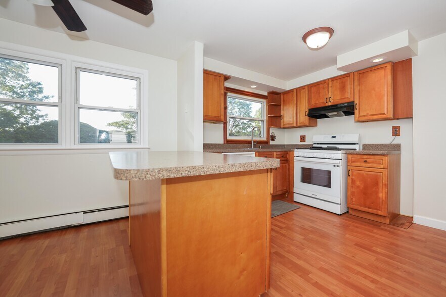 Building Photo - 142 Maple Ave