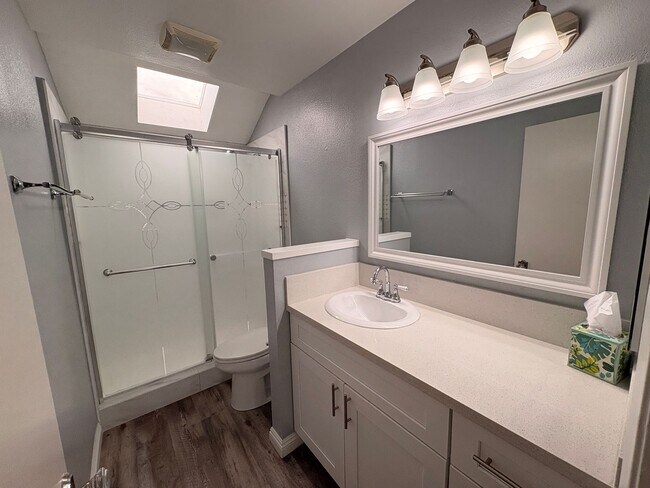 Building Photo - 3 Bed, 2.5 Bath in Ontario!
