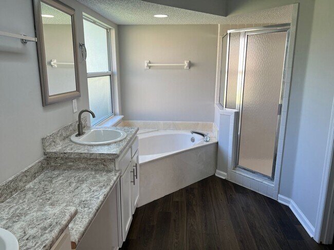 Building Photo - 4BR/2BA Home Walking Distance to Mary Lee ...