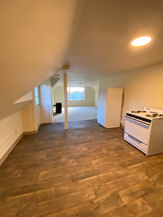 Building Photo - 2-Bedroom, Upstairs, Hawthorne District