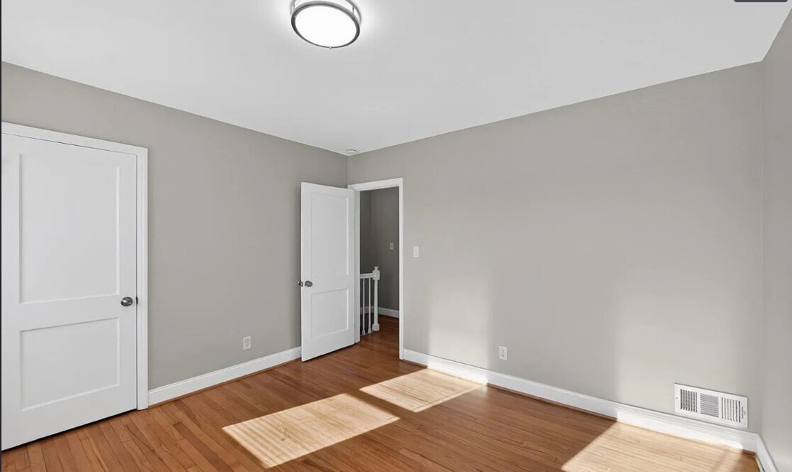 Building Photo - 3425 Dunran Rd