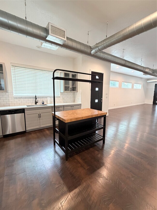 Building Photo - 202 N York St