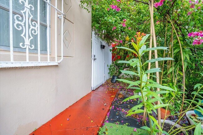 Building Photo - 317 W 36th St