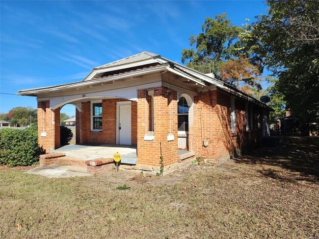 Building Photo - 210 W Osceola St