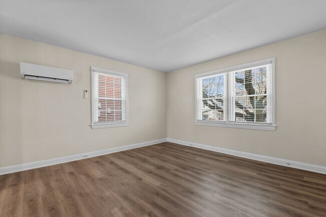 Building Photo - Spacious 1 Bedroom Duplex in Trinity Park, blocks from Duke! - Renovated & Pet Friendly