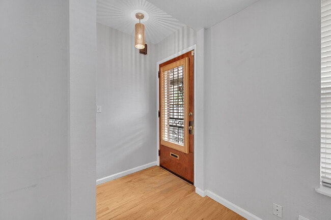 Building Photo - $2,095.00 - 3 Bedrooms, 1.5 Bathroom, Town...