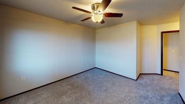 Building Photo - LOWER LEVEL 3 BEDROOM, 2 BATH TOWN HOME, INDIVIDUAL ENTRANCE, DOUBLE ATTACHED GARAGE, PET FRIENDLY