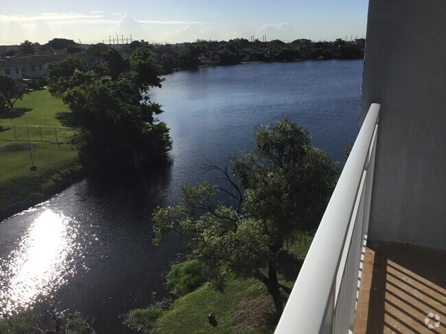 Building Photo - 9375 Fontainebleau Blvd #L422