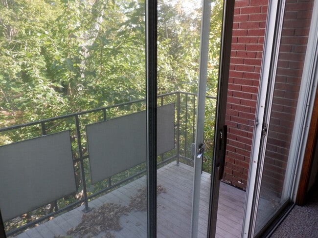 Building Photo - 787 Farmington Ave