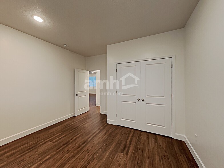 Building Photo - 1338 E White St