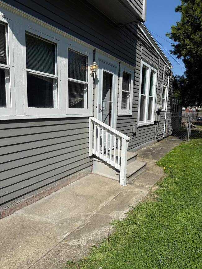 Building Photo - 1603 E Oak St