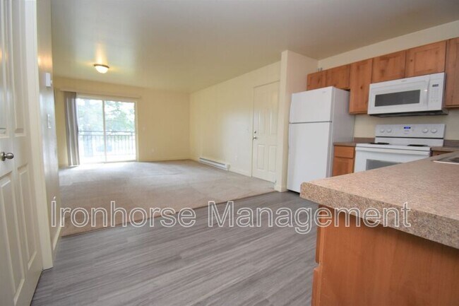 Building Photo - 807 W Villard St
