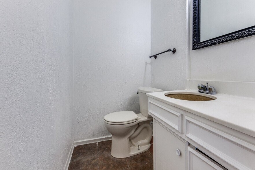 Building Photo - 7621 Dentcrest Dr