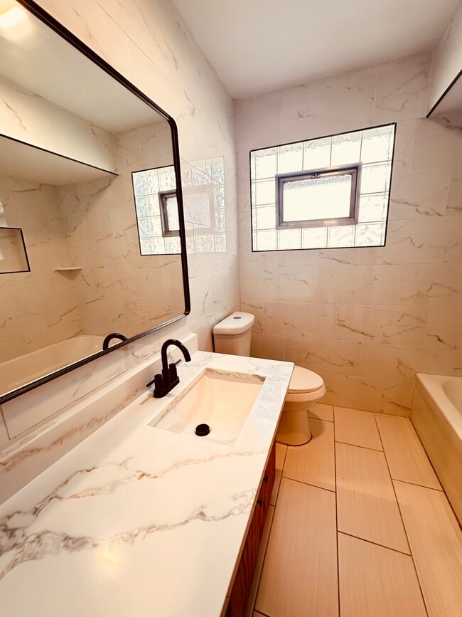 Building Photo - 2823 W 71st St