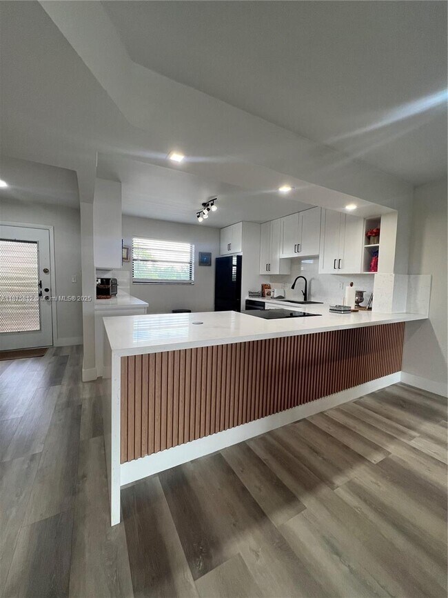 Building Photo - 4950 E Sabal Palm Blvd