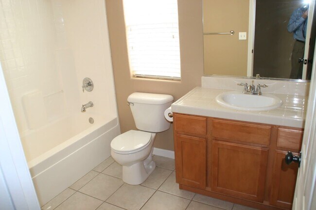 Building Photo - Great home for rent in Visalia!