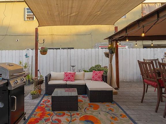 Building Photo - "Charming 2-Bedroom San Diego Retreat with...