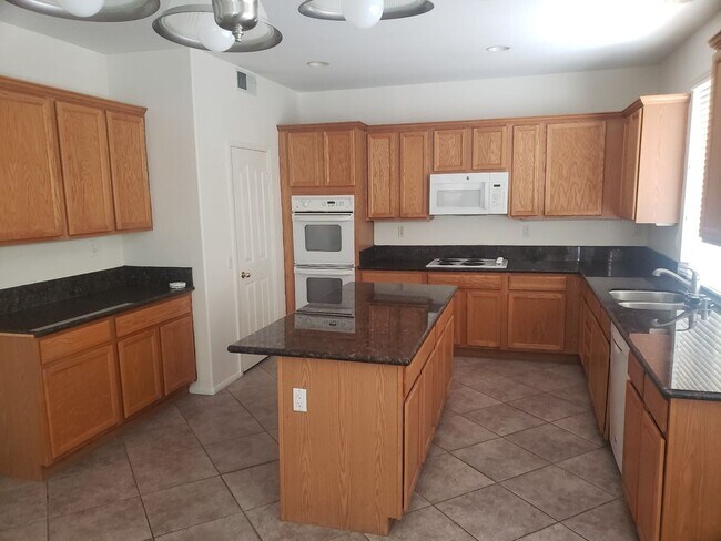 Building Photo - Large 4 BR + Office/Den in Gated Comunity - South Temecula