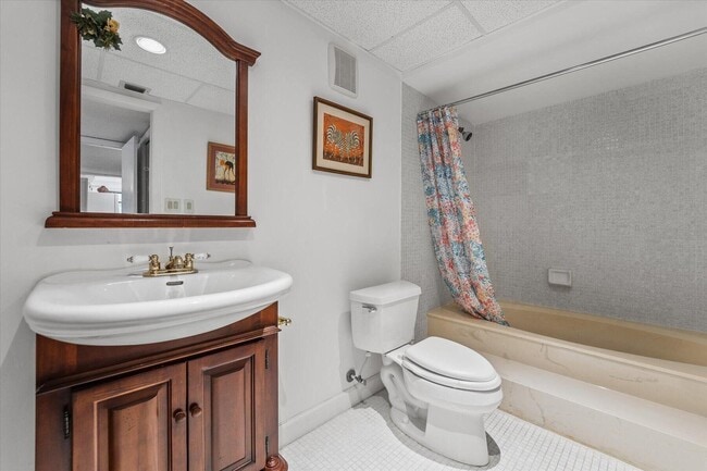 Building Photo - 16251 Golf Club Rd