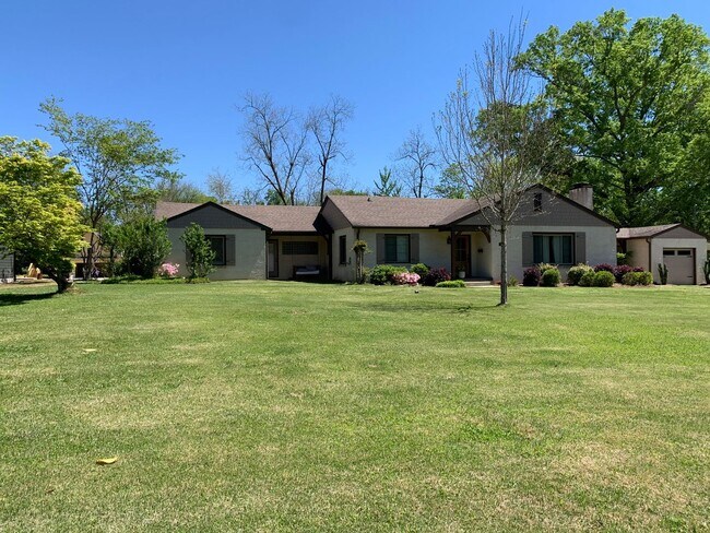 Primary Photo - Gorgeous and updated home in Heart of Auburn