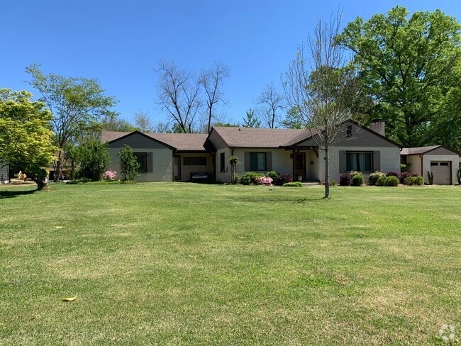 Building Photo - 261 Fontaine Dr