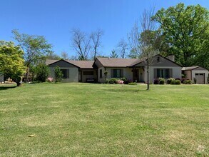 Building Photo - 261 Fontaine Dr