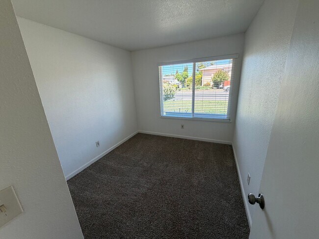 Building Photo - 4 Bed / 2 Bath | Rosemont Single Family Home Available