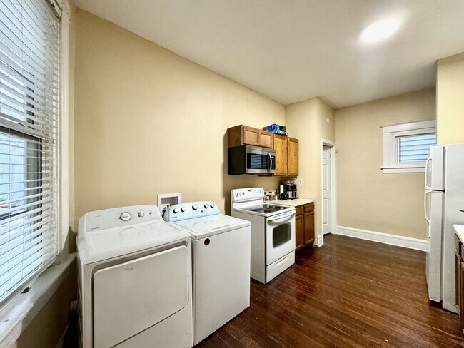 Building Photo - 4 Bed/2 bath UC Rental On Victor + Parking Only $675/person ($2700/mo)!