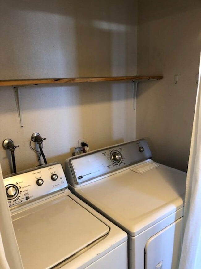 Building Photo - Beautiful 3 bedroom 2 bath Townhome across...