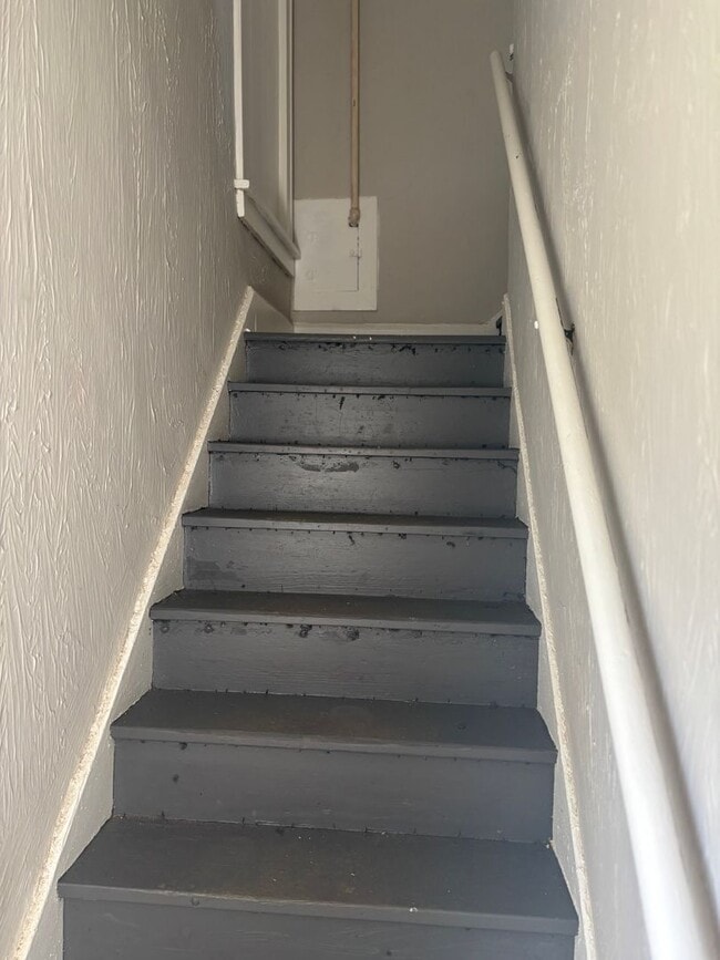 Building Photo - Section 8 Accepted! 5 BR 2 BA