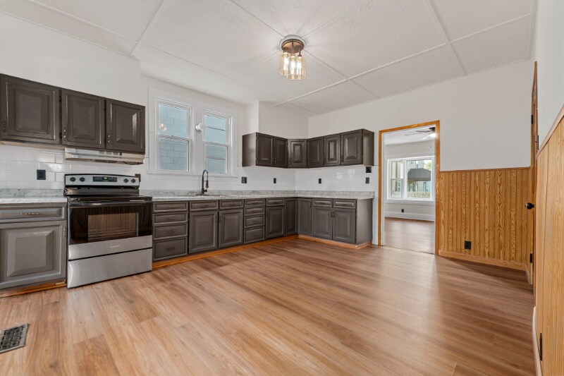 Building Photo - 126 E Zupan St