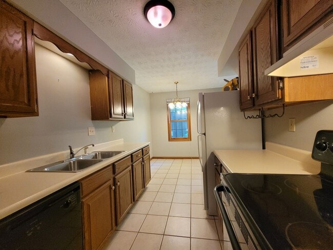 Building Photo - 3 Bedroom, 2.5 Bath Townhouse in Beavercreek!