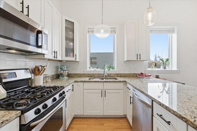 Building Photo - 2038 W Iowa St