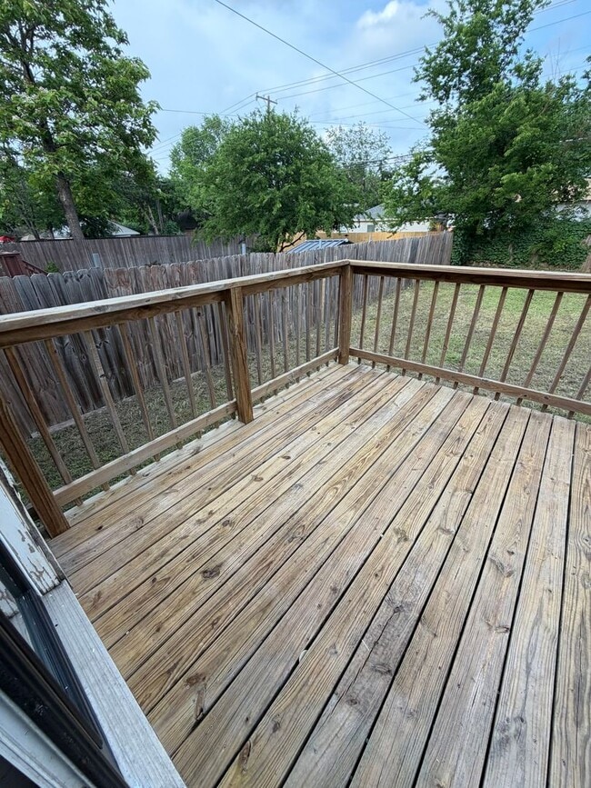 Building Photo - Stylish 2/2 Bungalow with Modern Kitchen & Spacious Backyard