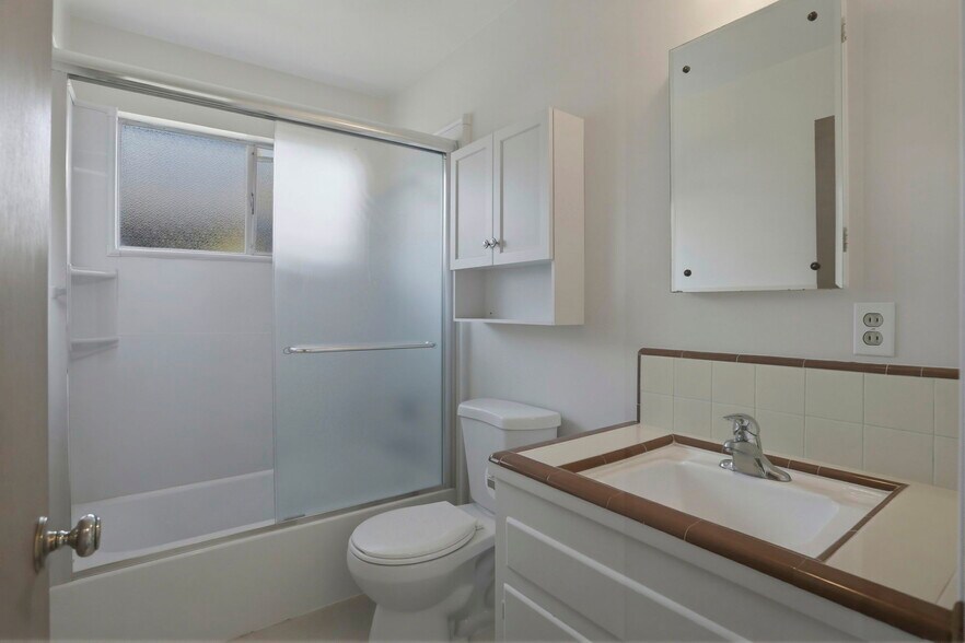 Building Photo - 2105 Royal Dr