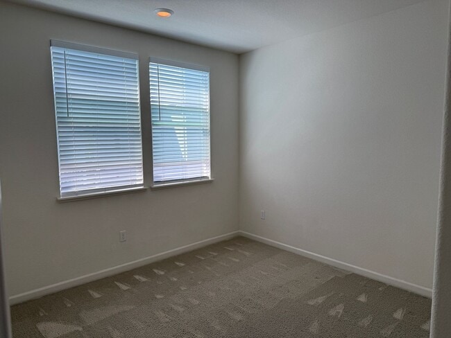 Building Photo - Executive Milpitas Townhome
