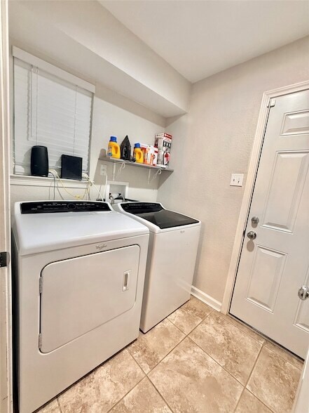 Building Photo - 16235 Red Wood Cir N