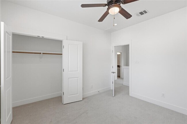 Building Photo - 4124 Valley View Rd