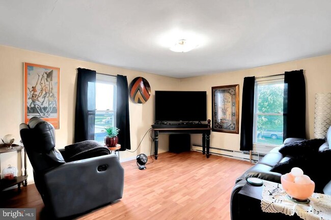 Building Photo - 316 W 9th St