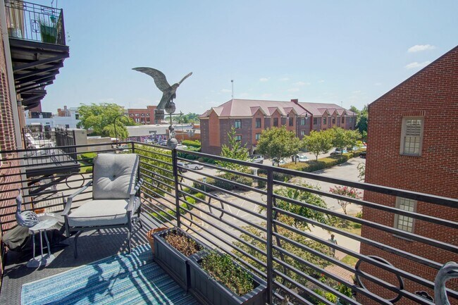 Building Photo - NEW LISTING!!!!!