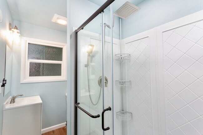 Building Photo - AVAILABLE FOR RENT – Beautiful 4BD / 3BA Home in Tacoma!