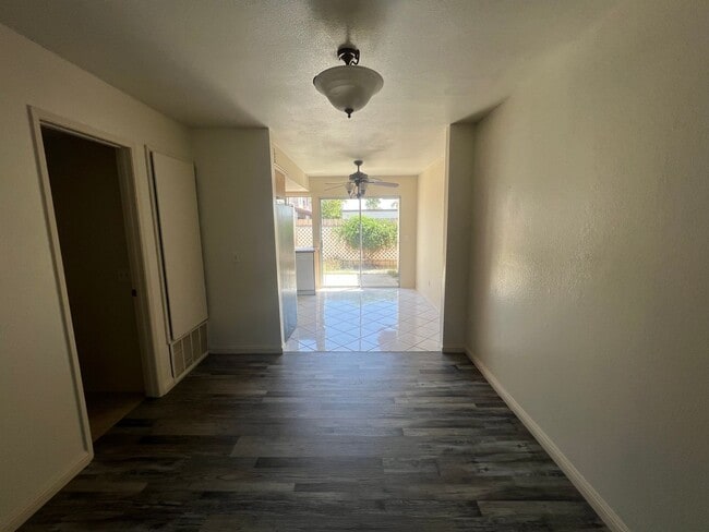 Building Photo - 2 Bedroom 1.5 Bath townhouse in Escondido